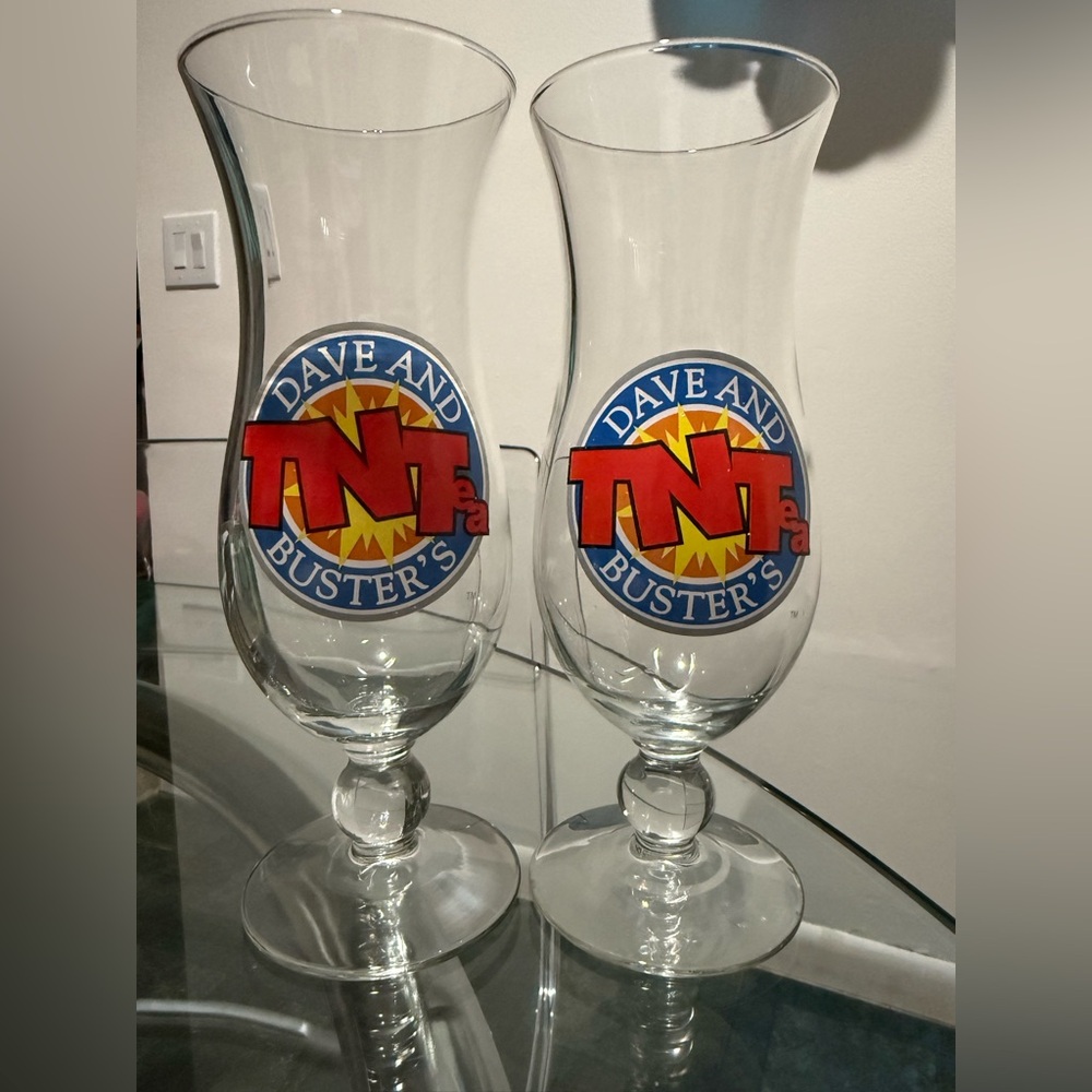 2 Vintage Dave & Buster's TNTea Hurricane-style Drinking Glasses Bar Restaurant